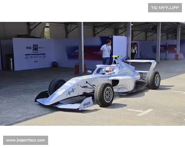 F1学院中国首次登场!铁豆外卡女车手点燃她力量讨论 F1学院中国首次登场!铁豆外卡女车手点燃她力量讨论